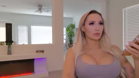 Snapshot of haliaxhill chatting on October 15, 5:57 pm Halia Hill online show from October 15, 5:57 pm