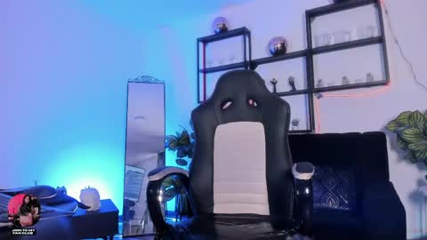 Snapshot of halley_ravenn chatting on May 25, 9:21 pm halley_ravenn online show from May 25, 9:21 pm