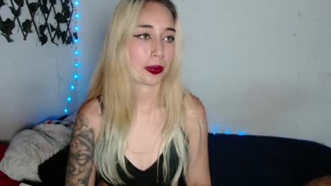 Snapshot of hallie_cam chatting on September 22, 10:23 pm reashell online show from September 22, 10:23 pm