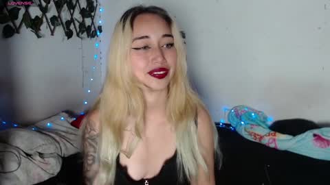 Snapshot of hallie_cam chatting on September 29, 10:03 pm reashell online show from September 29, 10:03 pm