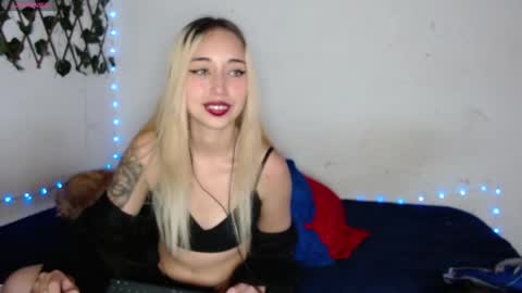 Snapshot of hallie_cam chatting on October 2, 8:05 pm reashell online show from October 2, 8:05 pm