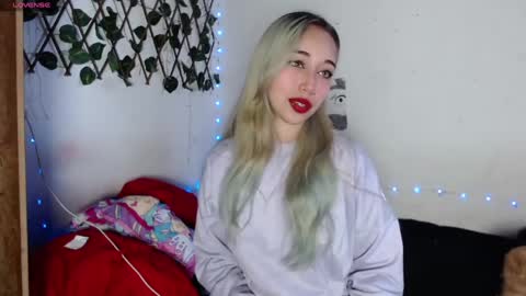 Snapshot of hallie_cam chatting on October 5, 9:02 pm reashell online show from October 5, 9:02 pm