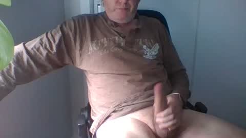 Snapshot of hand_ball_32 chatting on July 20, 10:56 pm hand_ball_32 online show from July 20, 10:56 pm