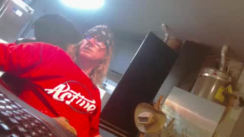 Snapshot of handyman5303 chatting on December 25, 9:56 am Handystudman online show from December 25, 9:56 am