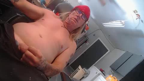 Snapshot of handystud33 chatting on October 1, 4:35 pm handystud33 online show from October 1, 4:35 pm