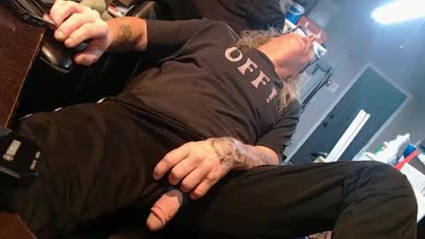 Snapshot of handystud33 chatting on March 5, 9:27 am handystud33 online show from March 5, 9:27 am