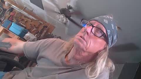 Snapshot of handystud33 chatting on April 9, 4:01 pm handystud33 online show from April 9, 4:01 pm