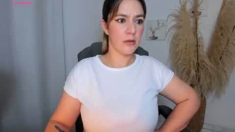 Snapshot of hanna_hosll chatting on August 7, 12:23 am hanna online show from August 7, 12:23 am