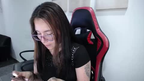Snapshot of hanna_hot77 chatting on April 18, 9:37 pm mara online show from April 18, 9:37 pm