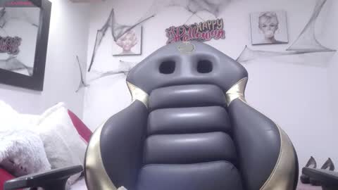 hanna_lamber online show from October 29, 11:23 am