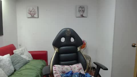 hanna_lamber online show from April 2, 11:19 am