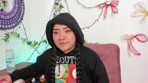 Snapshot of hanna_moore1 chatting on December 2, 6:32 pm Camila online show from December 2, 6:32 pm