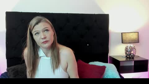 Snapshot of hanna_vell11 chatting on May 13, 1:47 am hanna_vell11 online show from May 13, 1:47 am