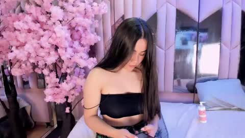 Snapshot of hannacollins_2 chatting on April 24, 2:19 pm hannacollins_2 online show from April 24, 2:19 pm