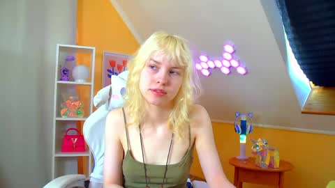 Snapshot of hannahhollis chatting on April 24, 6:16 am Hannah online show from April 24, 6:16 am