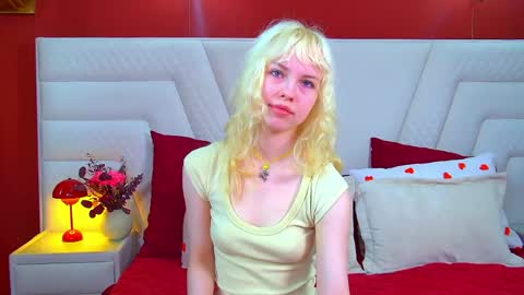 Snapshot of hannahhollis chatting on June 2, 6:15 am Hannah online show from June 2, 6:15 am