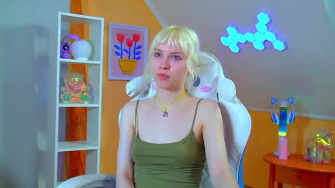 Snapshot of hannahhollis chatting on June 3, 3:39 pm Hannah online show from June 3, 3:39 pm