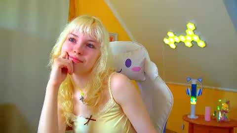 Snapshot of hannahhollis chatting on June 25, 6:18 am Hannah online show from June 25, 6:18 am