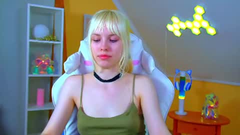 Snapshot of hannahhollis chatting on July 5, 6:15 pm Hannah online show from July 5, 6:15 pm