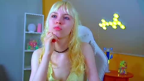 Snapshot of hannahhollis chatting on July 9, 6:17 am Hannah online show from July 9, 6:17 am