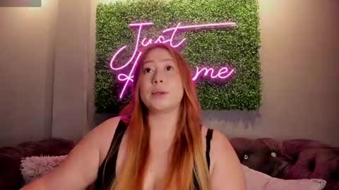 hannamartinn_ online show from May 12, 3:42 pm