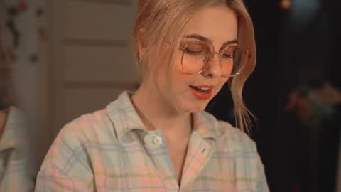 Snapshot of hannasthesia chatting on December 10, 5:39 am Hanna online show from December 10, 5:39 am