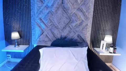 hannyk_ online show from March 10, 11:37 am