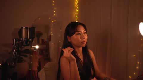 Snapshot of hanymel chatting on December 7, 1:25 am Mizi online show from December 7, 1:25 am