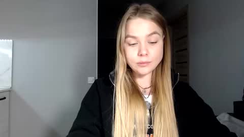 happy_fox_ online show from February 15, 6:37 pm