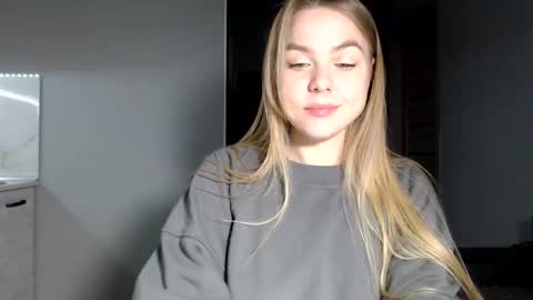happy_fox_ online show from April 28, 9:20 pm
