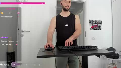 Snapshot of hard_chriss chatting on June 5, 7:25 am Hard Cock online show from June 5, 7:25 am