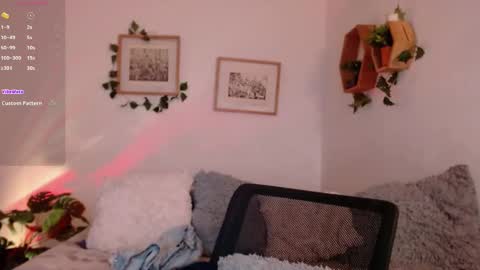 Snapshot of harmonyy01 chatting on September 15, 3:17 am Harmony Please help me to reach 100 thumbs up online show from September 15, 3:17 am