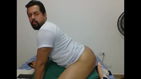 Snapshot of harry_goldenmillerx10fun chatting on December 7, 8:38 pm  Harry    online show from December 7, 8:38 pm