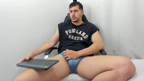 Snapshot of harrydaviss chatting on December 11, 10:27 pm alpha online show from December 11, 10:27 pm