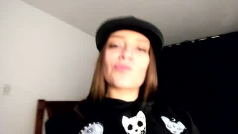Snapshot of hat_girlx chatting on June 25, 5:07 am Nicole Dior online show from June 25, 5:07 am