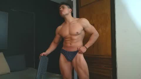 hat_guy01 online show from July 27, 10:06 pm
