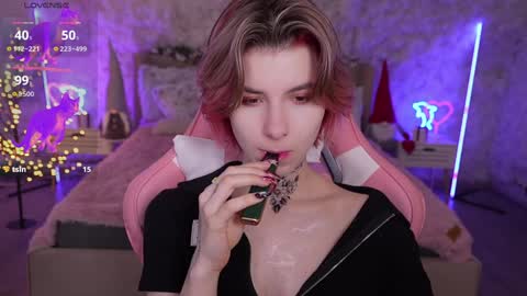 haylaamber online show from December 17, 10:23 am