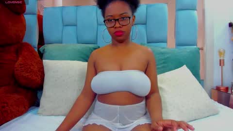 Snapshot of hazel_lanee chatting on March 8, 10:35 pm hazel_lanee online show from March 8, 10:35 pm