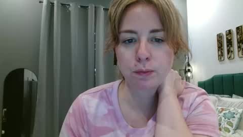 Snapshot of hazel_skye chatting on April 27, 9:57 pm Hazel online show from April 27, 9:57 pm