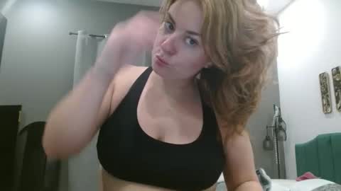 Snapshot of hazel_skye chatting on May 6, 1:03 am Hazel online show from May 6, 1:03 am