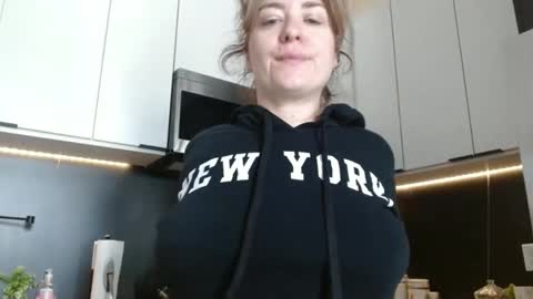 Snapshot of hazel_skye chatting on May 30, 4:15 pm Hazel online show from May 30, 4:15 pm