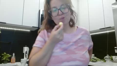 Snapshot of hazel_skye chatting on June 8, 3:45 pm Hazel online show from June 8, 3:45 pm