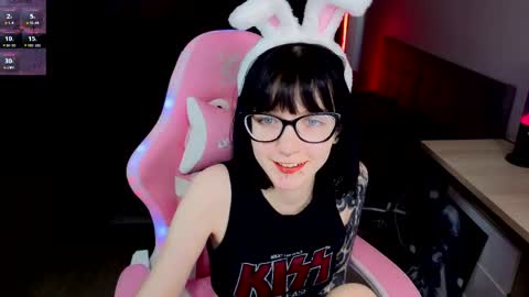 hazeltompson online show from April 8, 12:16 pm