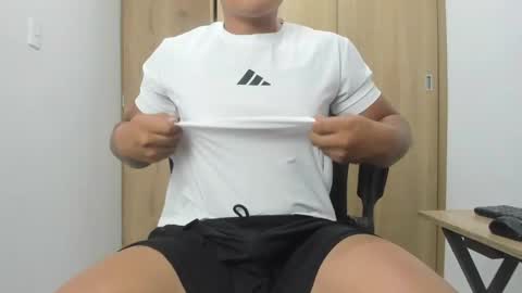 Snapshot of hector_18_ chatting on April 27, 9:51 am 18 online show from April 27, 9:51 am