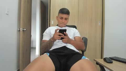 Snapshot of hector_18_ chatting on June 2, 7:49 pm 18 online show from June 2, 7:49 pm