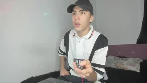 Snapshot of heellboy_ chatting on May 7, 6:30 am heellboy_ online show from May 7, 6:30 am
