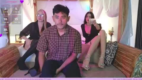 Snapshot of heidiluceous chatting on June 19, 3:33 am Heidi brunette Foxy red head and Carrie blondie online show from June 19, 3:33 am