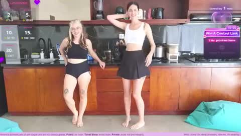 Snapshot of heidiluceous chatting on June 25, 2:55 am Heidi brunette Foxy red head and Carrie blondie online show from June 25, 2:55 am
