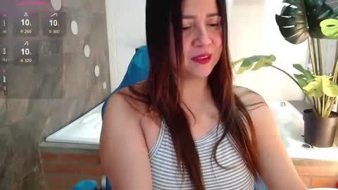 Snapshot of heidy_wells chatting on May 10, 1:38 pm Heidy online show from May 10, 1:38 pm