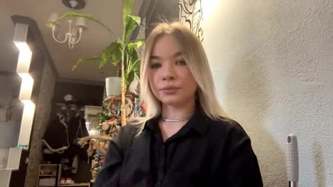 Snapshot of heikewormwood chatting on December 1, 9:14 am Lana online show from December 1, 9:14 am